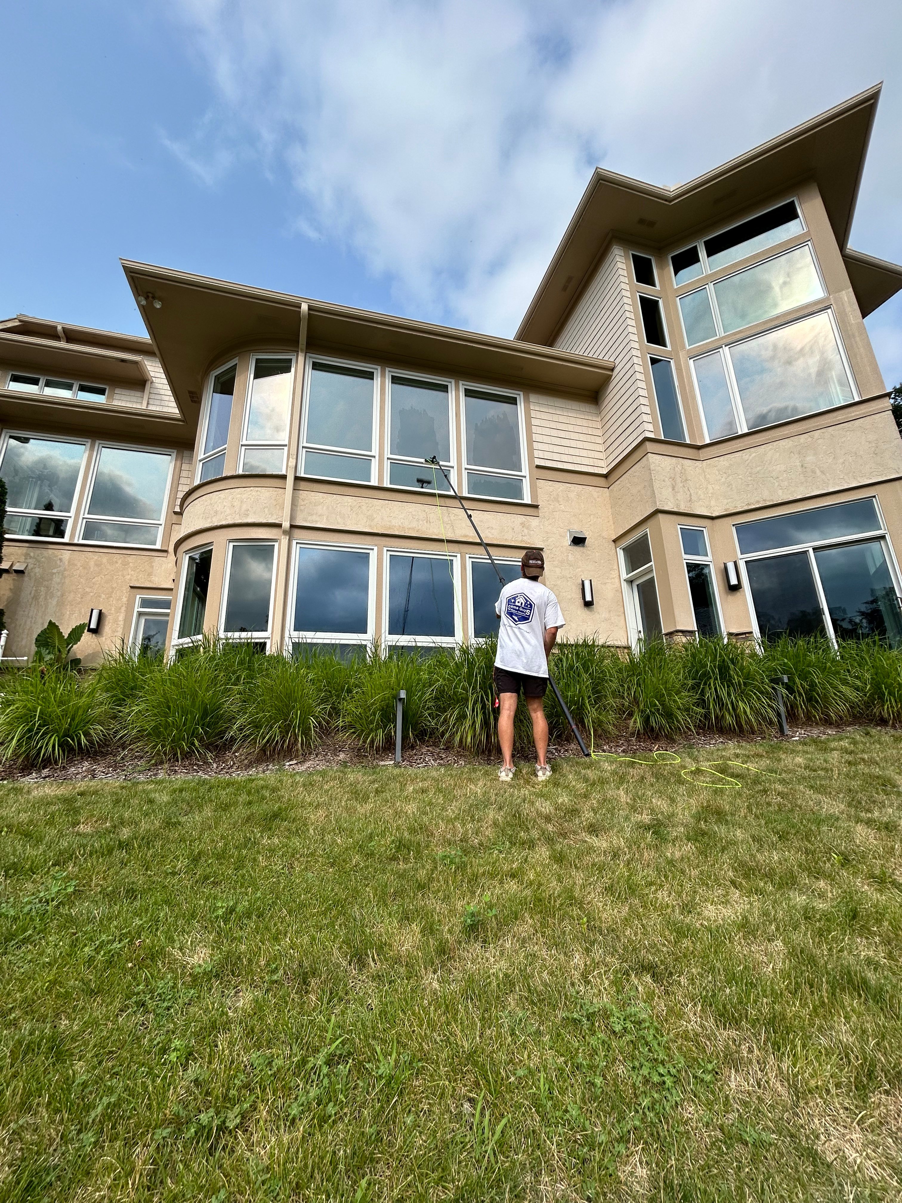 Window cleaning technician serving Orono homes